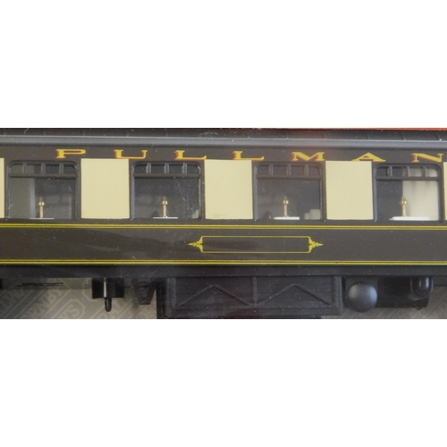 815 - Hornby Carriages including R223 Pullman 1st class parlour car, R223 Pullman 1st class, R233 Pullman ... 