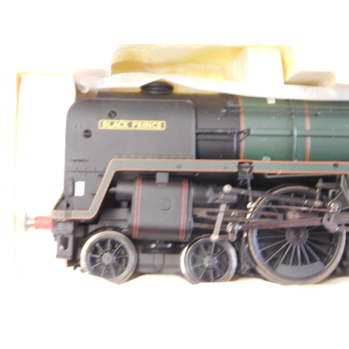 512 - Hornby Locomotive 'The Norfolk man' Train Pack Set, GNER A Black Prince' mint and boxed with certifi... 