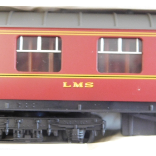 516 - Hornby Locomotive 'The Royal Scot' Class A Locomotive and three coaches, Limited Edition Train Pack,... 