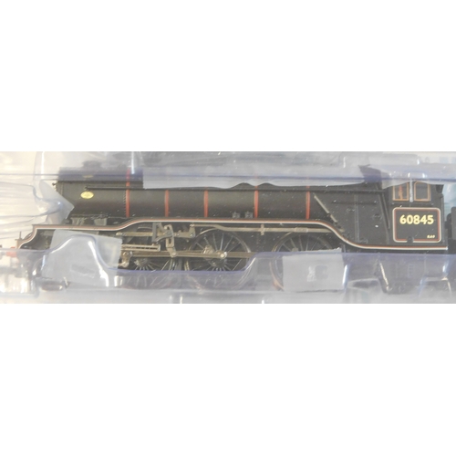 568 - Bachmann Locomotive LNER V2 Class 60845 BR lined black early emblem 35-201 mint and boxed