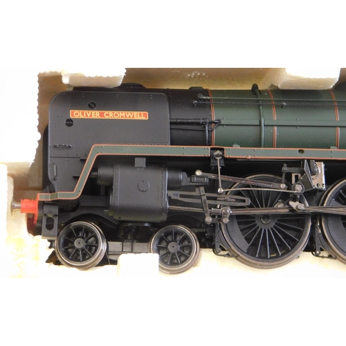 659 - Hornby Locomotive R2565 BR 4-6-2 Britannia Class Locomotive 70013 'Oliver Cromwell' mint and boxed