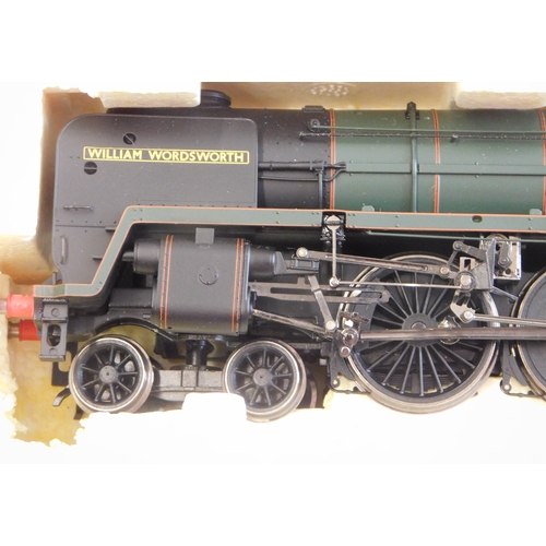 660 - Hornby Locomotive R2563 BR 4-6-2 Britannia Class Locomotive 70030 'William Wordsworth' mint and boxe... 