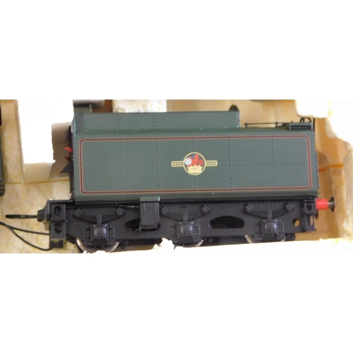 660 - Hornby Locomotive R2563 BR 4-6-2 Britannia Class Locomotive 70030 'William Wordsworth' mint and boxe... 