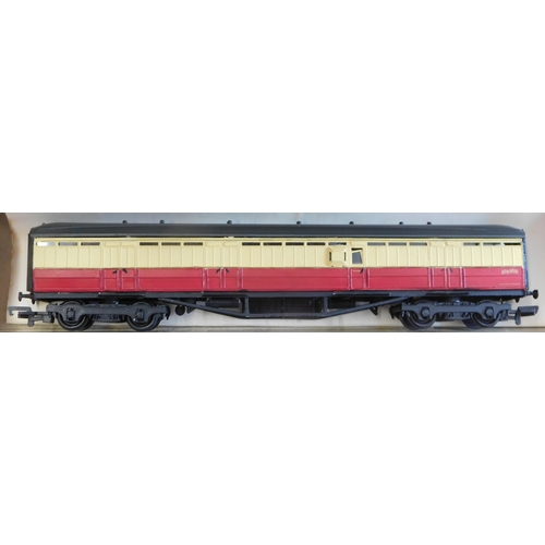 760 - Hornby Coaches R4228 Northumbrian Coach Pack, R4255 Master Cutler Coach Pack, R4179A Corridor Brake,... 