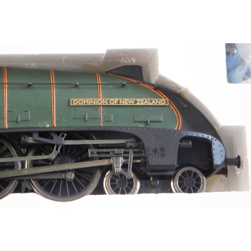 681 - Bachmann Locomotive Gresley A4 4-6-2, 60013 BR green 'Dominion of New Zealand' early emblem, 31-955