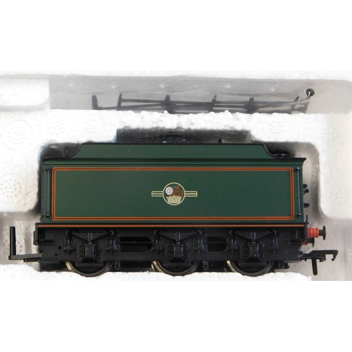 684 - Bachmann Locomotive 31-561 V2 60825 BR lined green, outside steam pipes, Stepped Tender mint and box... 