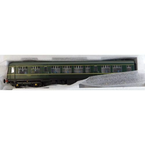 709 - Bachmann Locomotive 32-900 Class 108, DMU car -DR green with speed whiskers and a carriage (2)