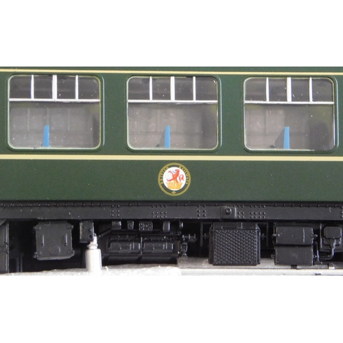 709 - Bachmann Locomotive 32-900 Class 108, DMU car -DR green with speed whiskers and a carriage (2)