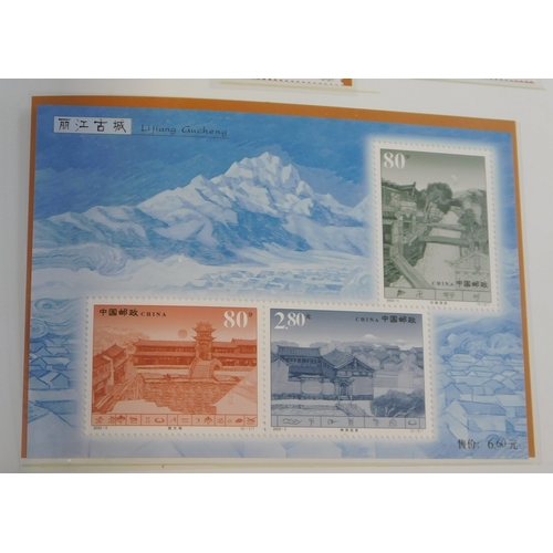 1023 - China 2002 Year book with u/m 2002 issues in slip case