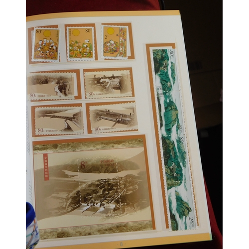 1023 - China 2002 Year book with u/m 2002 issues in slip case