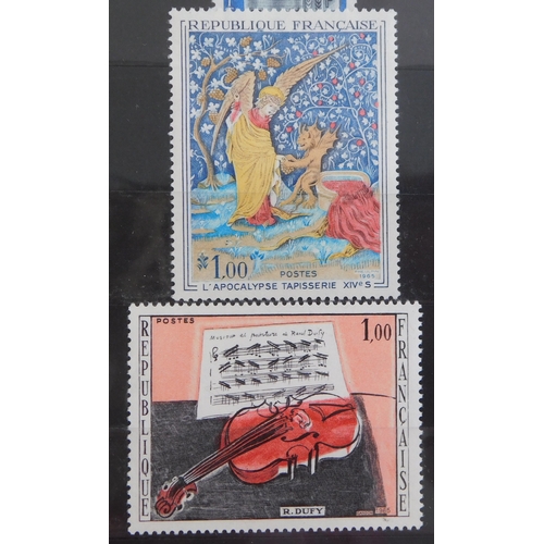 1027 - France 1964-1969 Album of u/m commemorative issues with some postage included (150+). Light adhesion... 