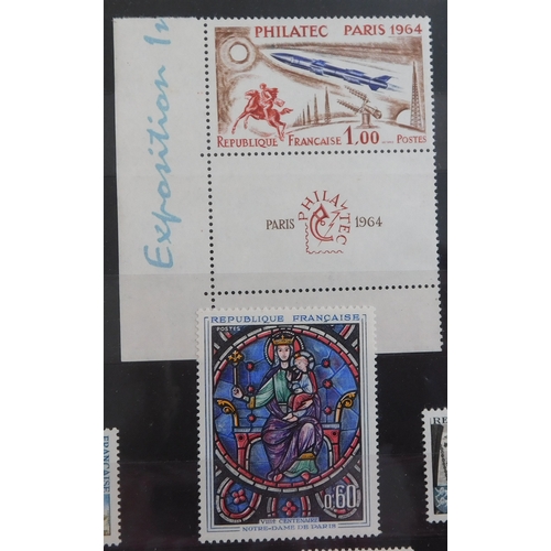 1027 - France 1964-1969 Album of u/m commemorative issues with some postage included (150+). Light adhesion... 