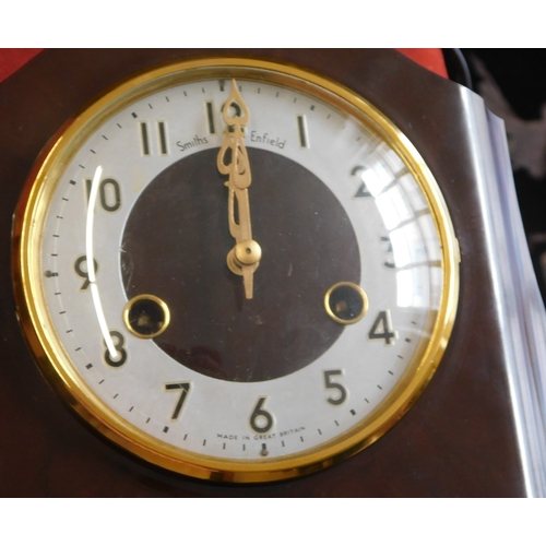 655 - British made 1950 Smiths Bakelite Enfield chime mantel clock, in very good condition. Buyer collects