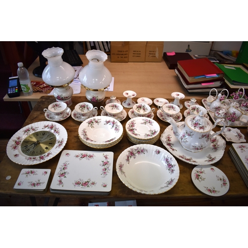 501 - Royal Albert Lavender Rose almost complete Dinner Service in excellent condition, a huge collection ... 