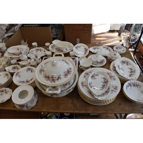 501 - Royal Albert Lavender Rose almost complete Dinner Service in excellent condition, a huge collection ... 