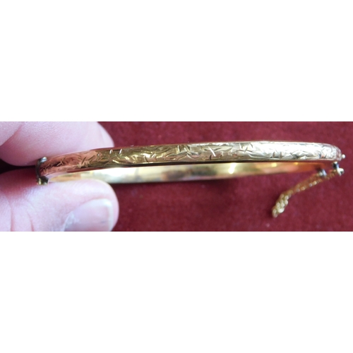 508 - 9ct Gold band hallmarked for Birmingham and maker 'JS' within a shield, with a safety clasp. Approx.... 