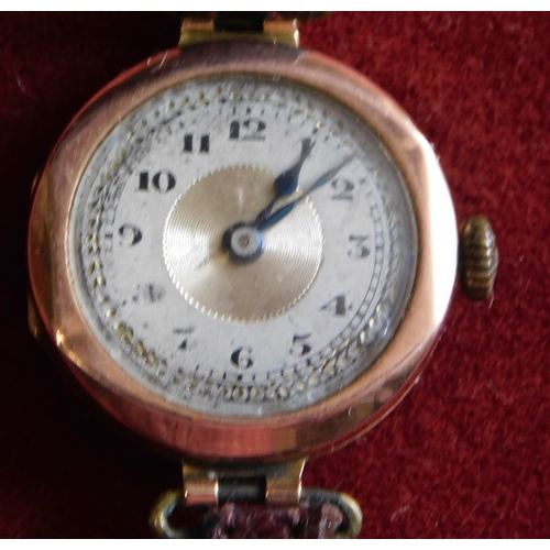 511 - Ladies 9ct cased gold wrist watch in good working order. Needs a clean, thin leather strap and has a... 