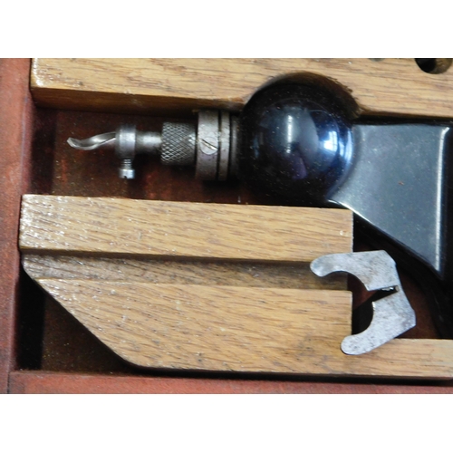 519 - Vibrio Tool Engraver Burgess vintage with wooden Box attachments, not complete and not in tested. Bu... 