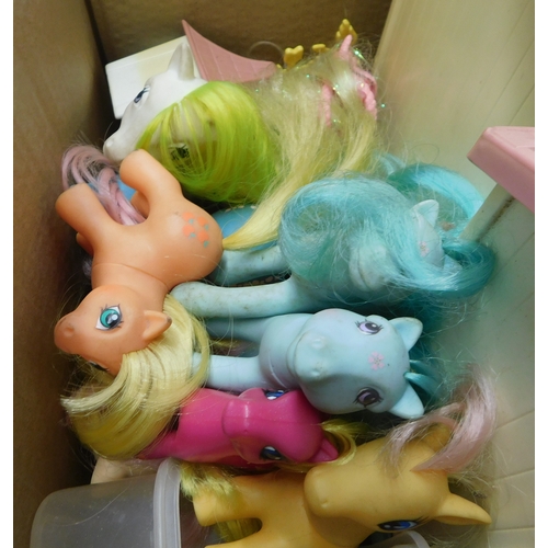 525 - My Little Pony Stable and Ten 'Pony' toys and a range of trophy room accessories etc. Used but very ... 