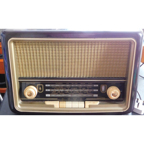 554 - VINTAGE 'ULTRA ELECTRIC' 201 VALVE RADIO. A vintage tabletop valve radio from the 1930s, made by Bri... 