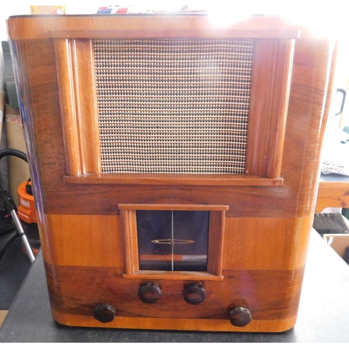 556 - VINTAGE BUSH SW-43 TABLETOP RADIO. A vintage Bush tabletop 'all-wave' radio from 1937. Attractive wo... 