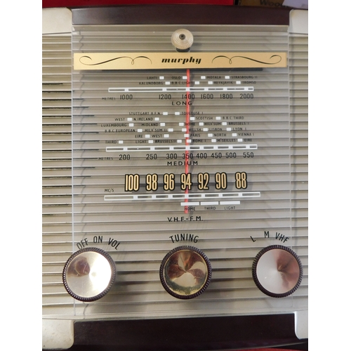 585 - Murphy A372, 1950s valve radio, with bakelite case. this radio has been restored and in good conditi... 