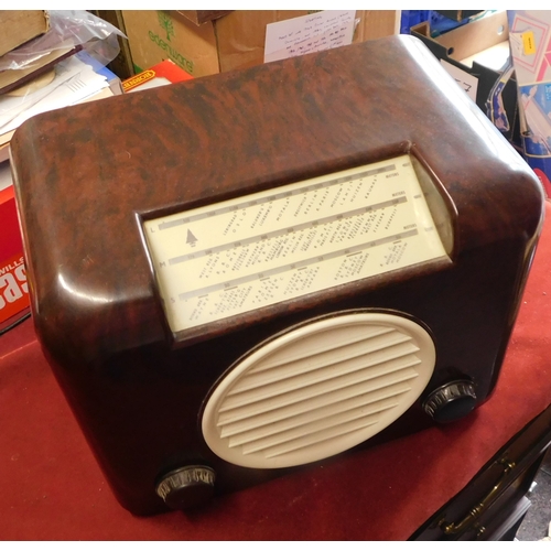 586 - Bush Dac90a 1940s valve radio, good bakelite body and restored condition. (Untested) Buyer collects