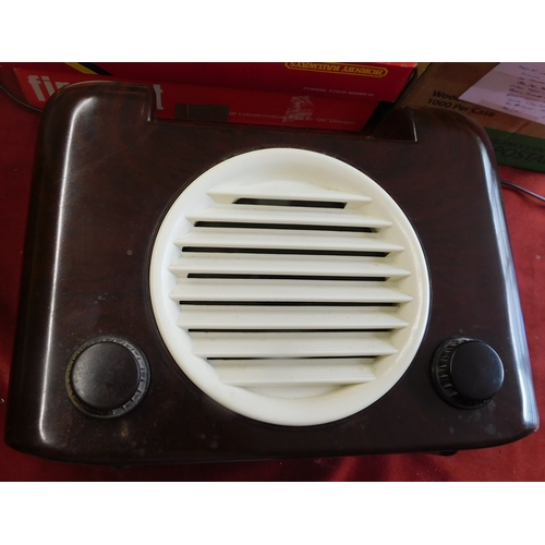 586 - Bush Dac90a 1940s valve radio, good bakelite body and restored condition. (Untested) Buyer collects