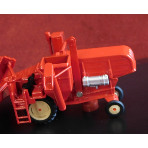 69 - Oxford Automobile Company Combine Harvester Red/Cream 76CHV001 unused, boxed