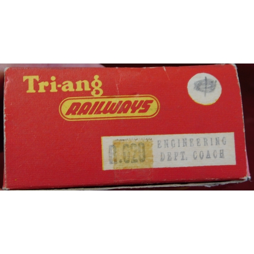 85 - Tri-ang Railways R620 Engineering Dept. Coach, Slight Mark On Box.