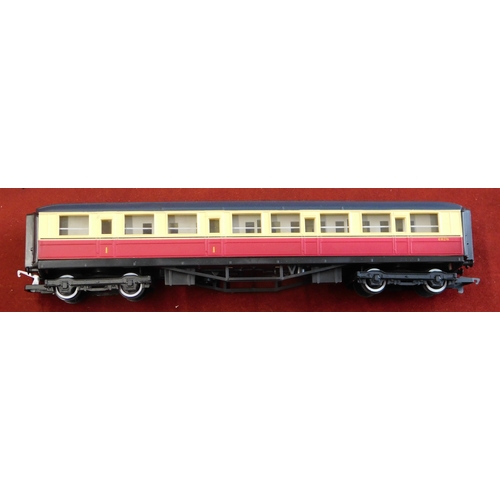 89 - Hornby Railways R409 BR Ex LNER Composite Coach, Mint in Box.