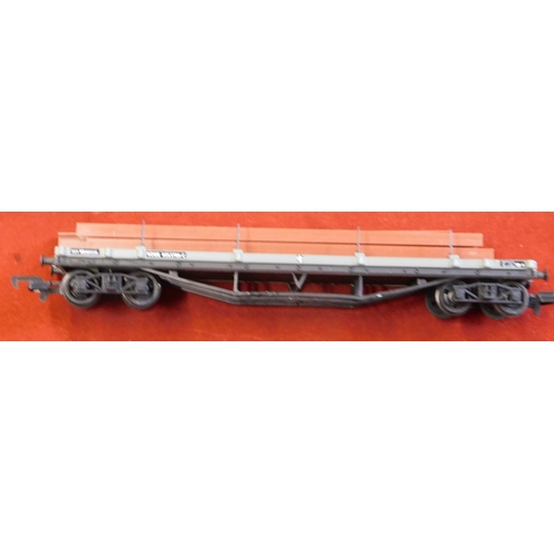 98 - Bachmann 00 Scale 33-925 30- Ton Bogie Bolster Wagon With Steel Beams B.R. (M) Grey - Diamond Frame,... 