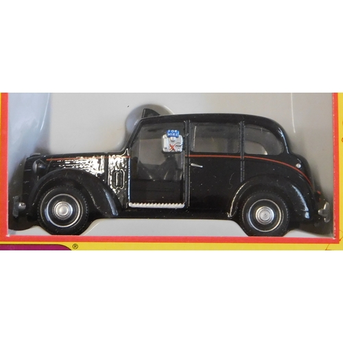 17 - Classix EM76842 Austin FX3 London Taxi - 2311 Black - with Wheel Trims (13). Mint in box.