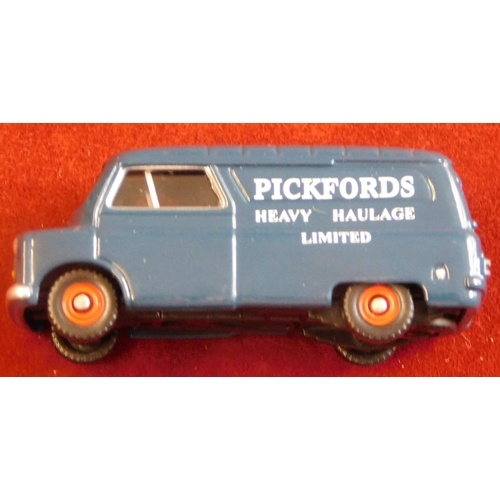 135 - Corgi Trackside DG203003 Bedford CA Van Pickfords, Mint in Box.