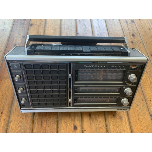 43 - Retro 1970s Grundig Radio Receiver. A Grundig Satellite 2100 LW/MW/SW/FM radio receiver, manufacture... 