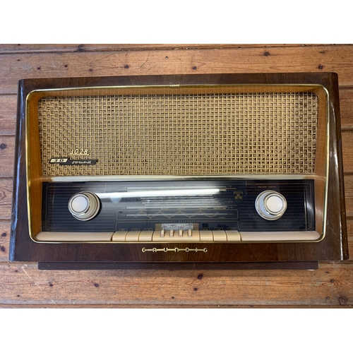 49 - Grundig Vintage Tabletop Radio. A Grundig 3028 '3D Sound' tabletop valve radio with LW/MW/SW/VHF ban... 