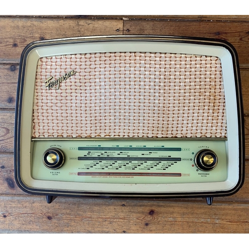 9 - VINTAGE BAKELITE RADIO. A vintage Ferguson Model 382U 'Firefly' tabletop radio receiver with medium,... 