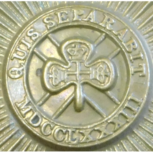 211 - British Irish Guards WWI/II Cap Badge in gilding metal