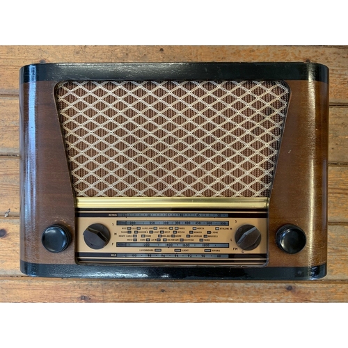 8 - VINTAGE TABLETOP RADIO. Vintage Invicta Model 37 tabletop radio receiver, circa 1958, with wooden ca... 