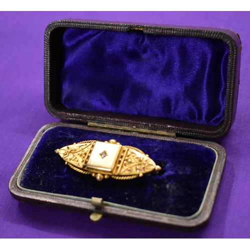 130 - Gold Brooch, stamped 15ct with white cut stone (diamond). Fine gold details, missing pin on back. In... 