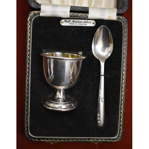 223 - Sterling Silver Egg cup and Teaspoon set. Hallmarked for 1959. In original presentation case. Very g... 