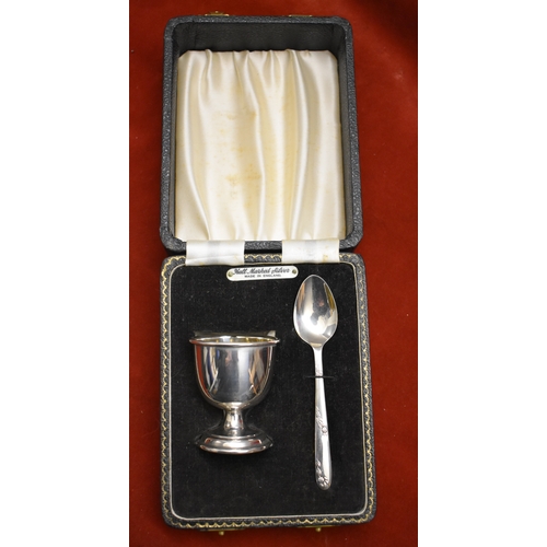 223 - Sterling Silver Egg cup and Teaspoon set. Hallmarked for 1959. In original presentation case. Very g... 