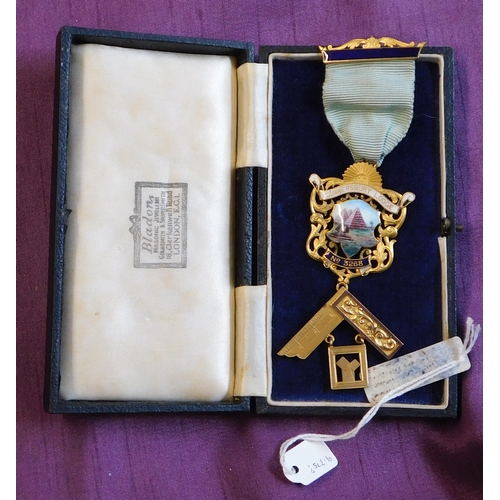 336 - Masonic Past Masters Jewel for a member of the Gunnersbury Lodge No. 3268 in 9ct gold and enamel, ma... 