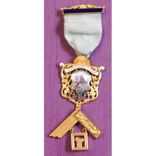 336 - Masonic Past Masters Jewel for a member of the Gunnersbury Lodge No. 3268 in 9ct gold and enamel, ma... 