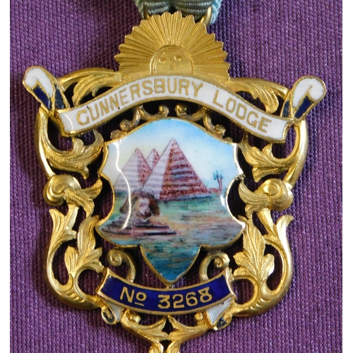 336 - Masonic Past Masters Jewel for a member of the Gunnersbury Lodge No. 3268 in 9ct gold and enamel, ma... 