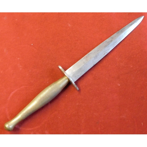 337 - British 2nd Pattern Fairbairn Sykes Fighting Knife, it has a chequered brass grip and isn't markers ... 