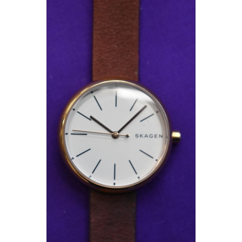 228 - Skagen, Ladies Wrist Watch. Quartz with original leather strap. Very good condtion