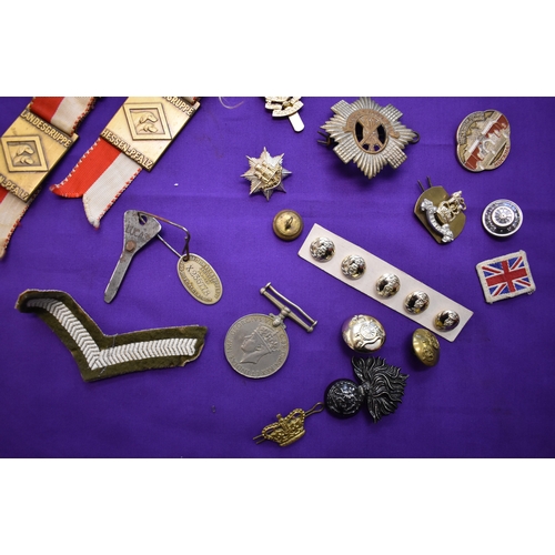 289 - British and Foreign Collection of Badges, Buttons and Medals including: 1939-45 Medal, Royal Anglica... 