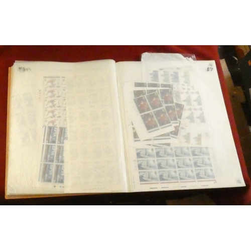214 - Great Britain 1966-1970 folder with u/m commemmorative in strips, blocks and 1966 world cup victory ... 
