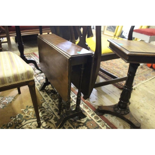 521 - Late Victorian Mahogany Sutherland Table with Drop Leaves on turned supports